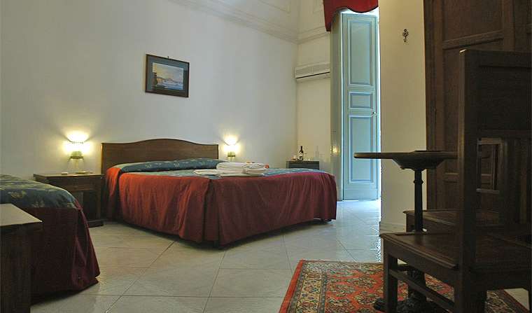 Encuentre habitaciones y camas económicas para reservar en hoteles en Napoli